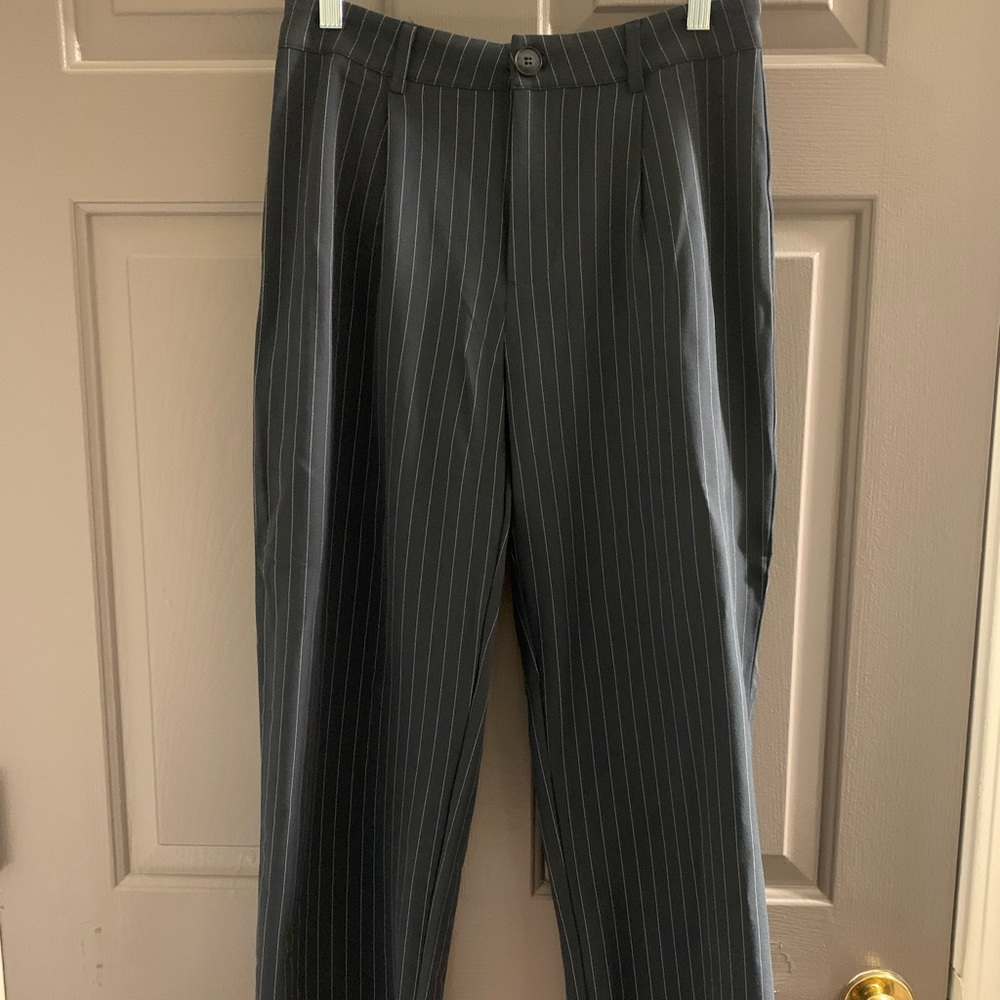 Selling because they are too small for me. Navy size 6 Princess Polly Trousers.